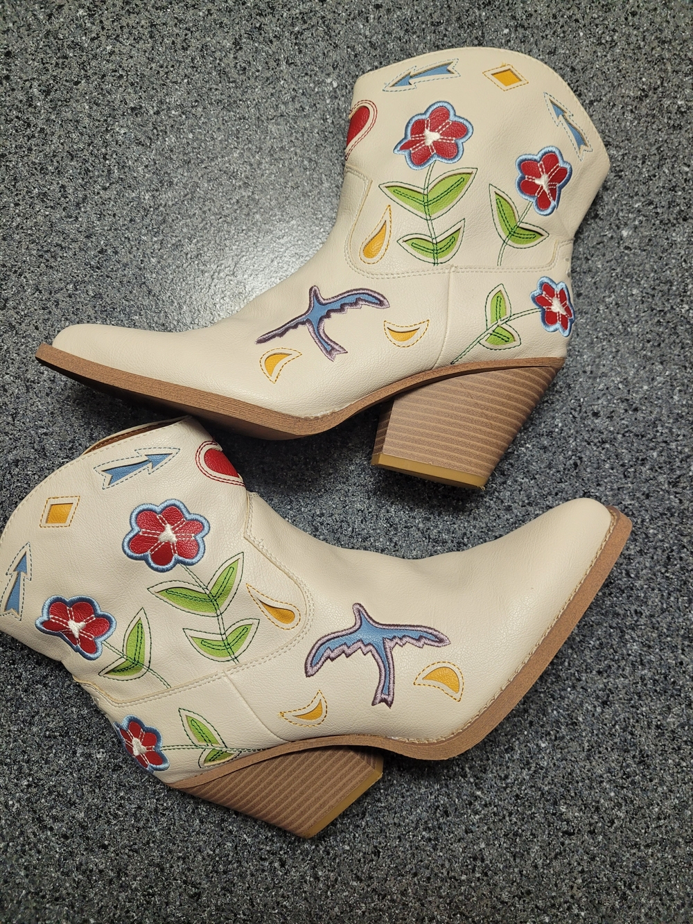 Zodiac Beige Western Beige Embroidered Style Ankle Boots Size 9